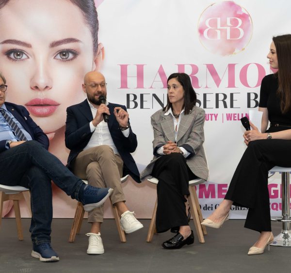 Talk sul palco di Harmonia 2026 con relatori e moderatrice