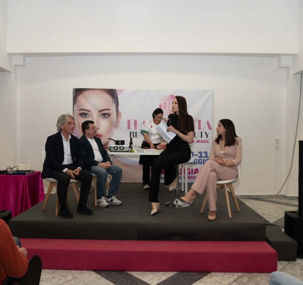 Tavola rotonda sul palco principale di Harmonia 2026