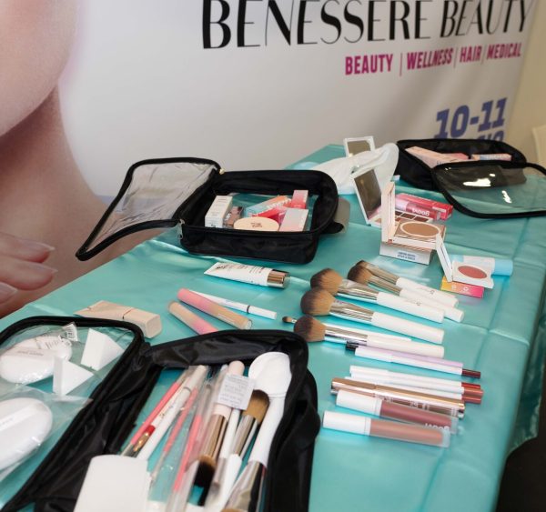 Postazione make-up con prodotti professionali