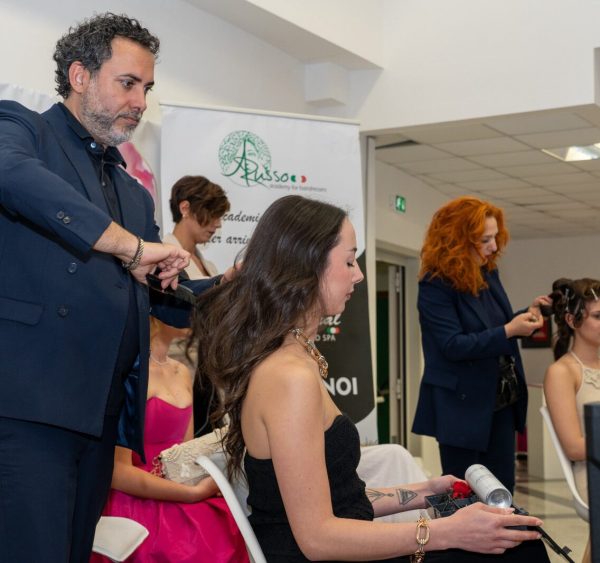 Dimostrazione di hair styling dal vivo